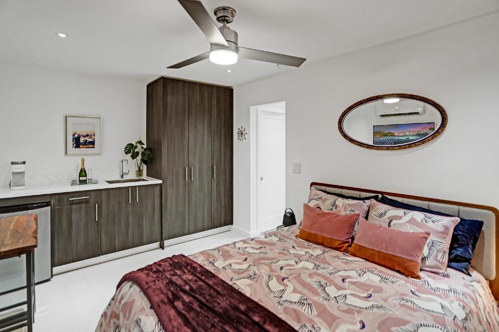 Entire Luxury Junior Suite, 8 min from the Beach, Suite 2